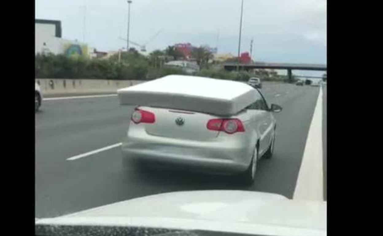 Multada la conductora que se hizo viral en redes por transportar un colchón  en un descapotable en Gran Canaria