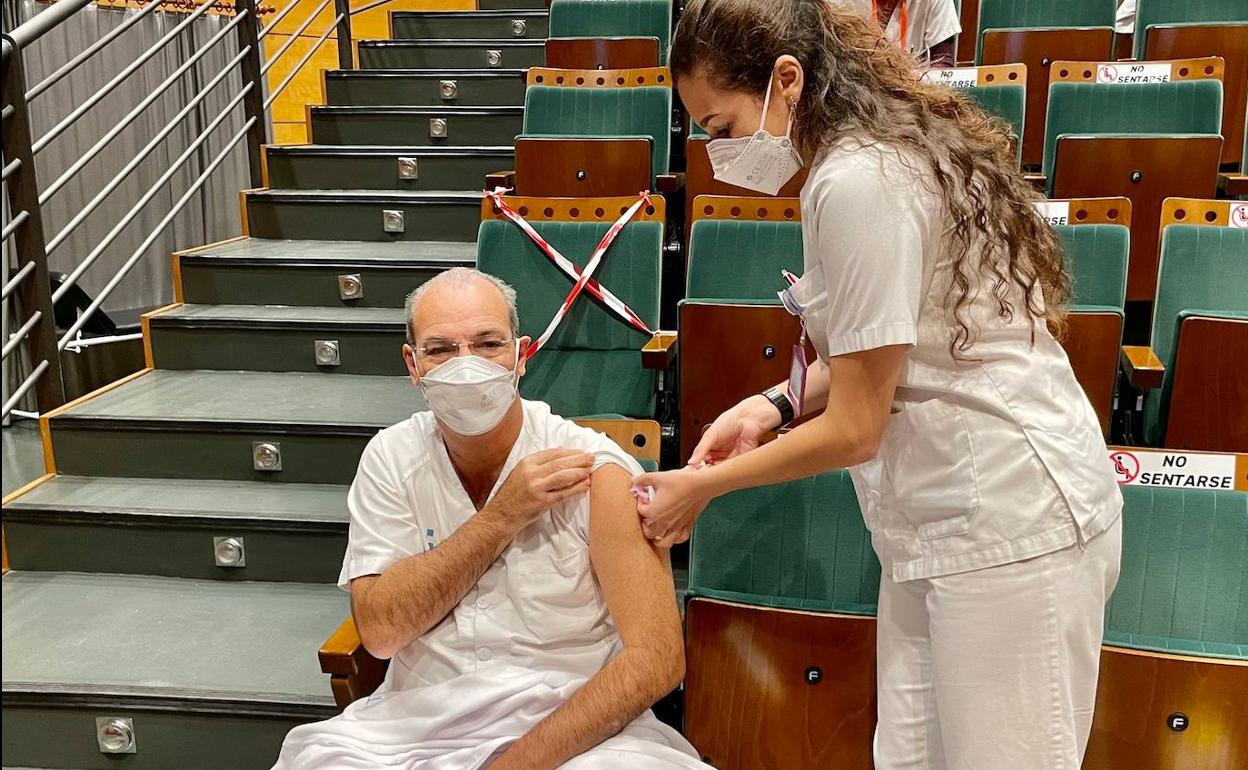 El médico Domingo González vacunándose contra la covid19