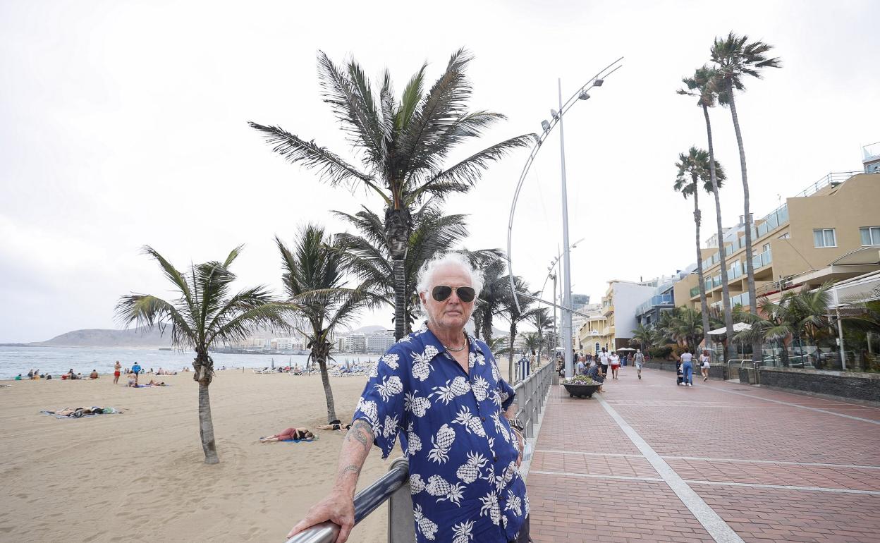 El norteamericano John Strasberg, en el paseo de la playa de Las Canteras de la capital grancanaria . 