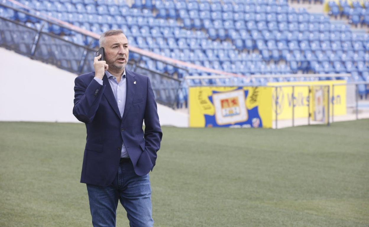 Miguel Ángel Ramírez, presidente de la Unión Deportiva, atiende una llamada telefónica en el Estadio de Gran Canaria. 