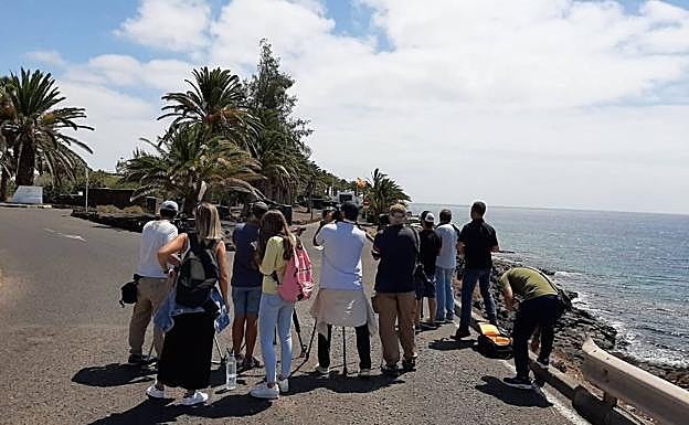 Imagen de los periodistas esperando al presidente. 