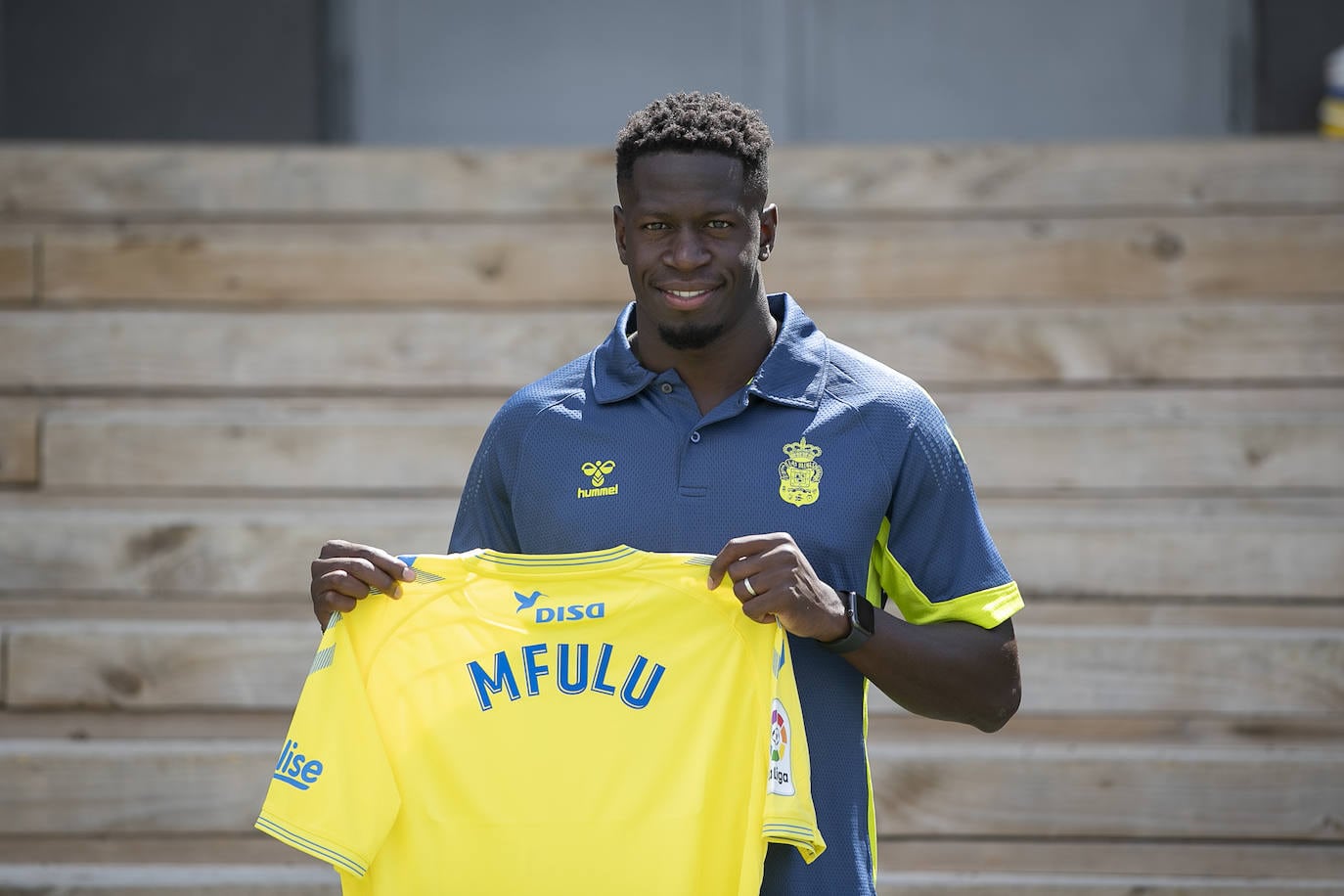 Mfulu posa con la camiseta de Las Palmas. 