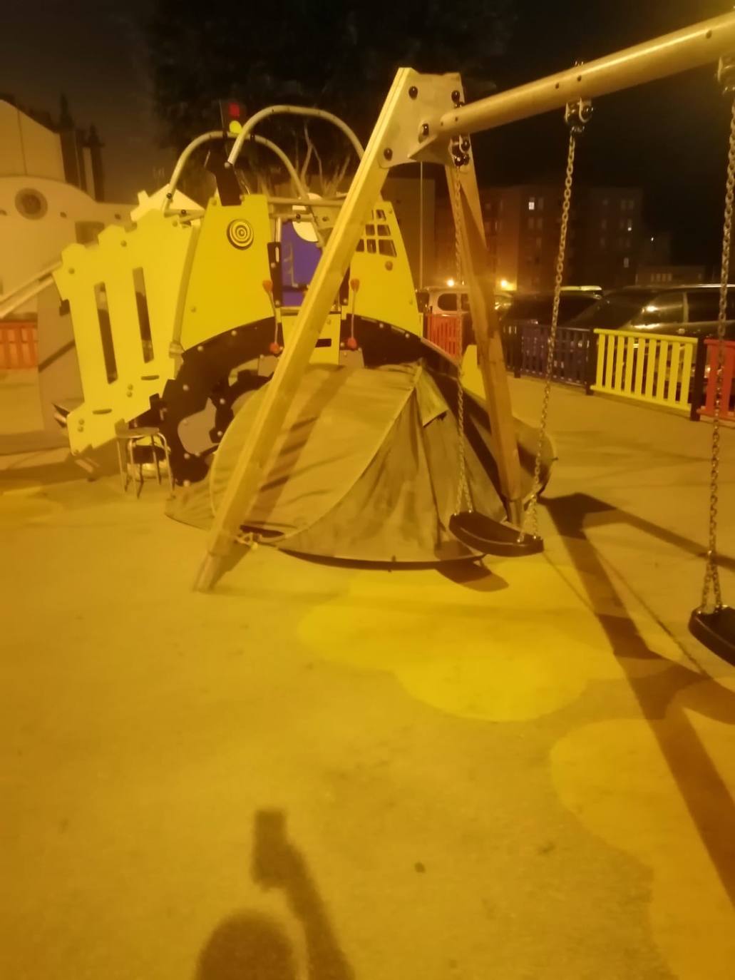 Algunas personas pernoctan en el parque infantil. 