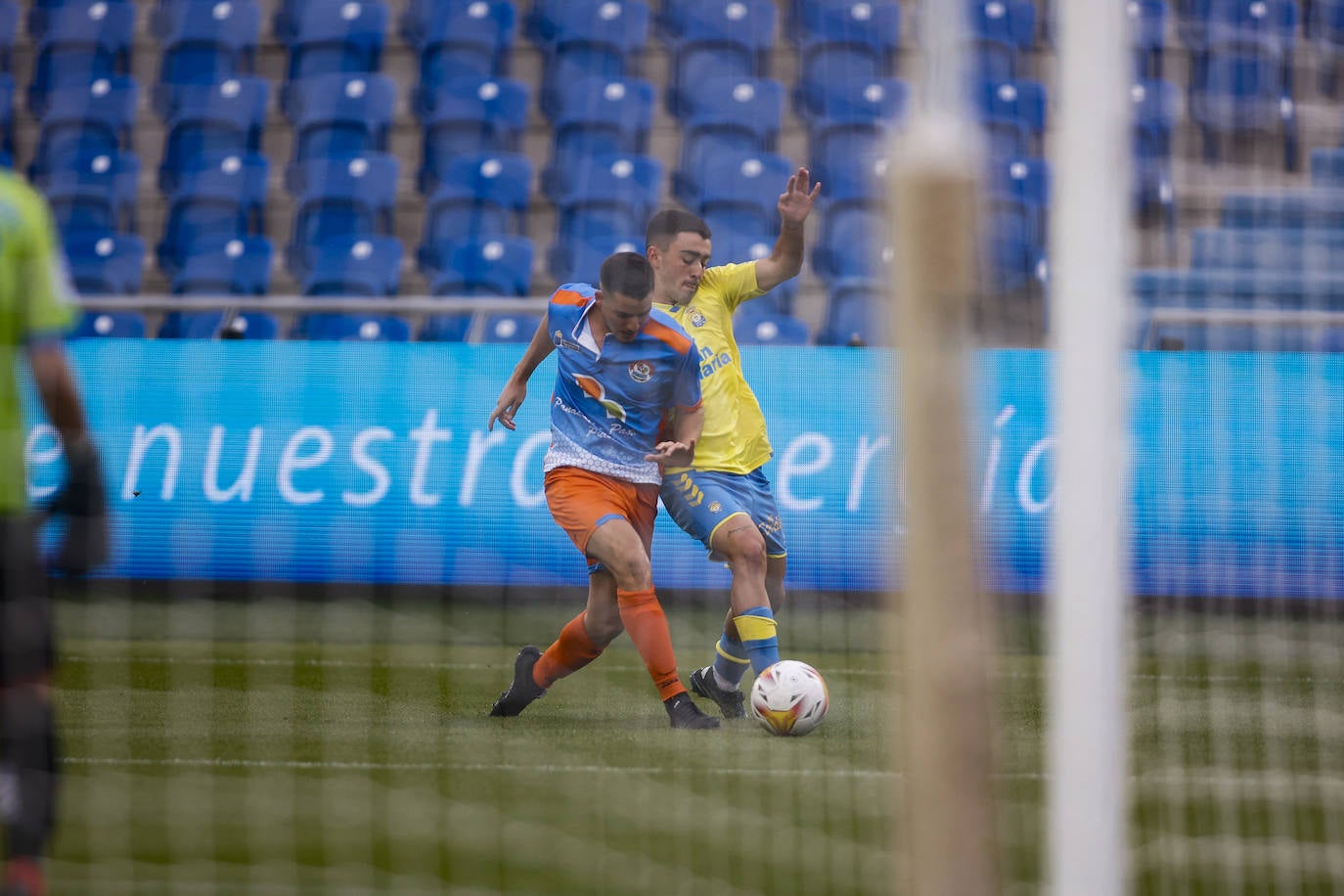 Alberto Moleiro pugna por la pelota ante el San Mateo. 