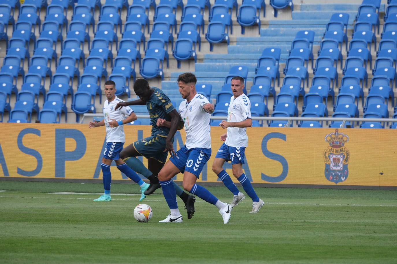 Clau pugna con Leo Ramírez por la pelota. 