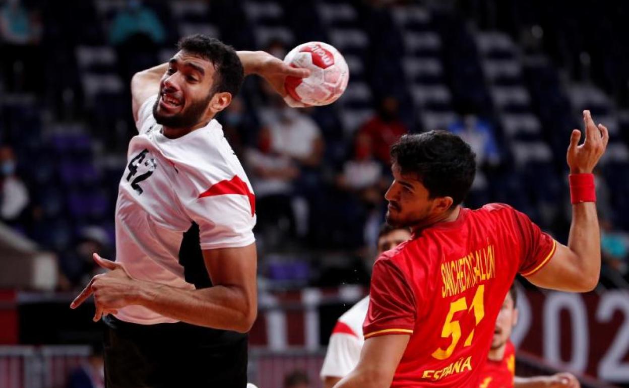 Sánchez-Migallón (d), durante el partido por el bronce ante Egipto.