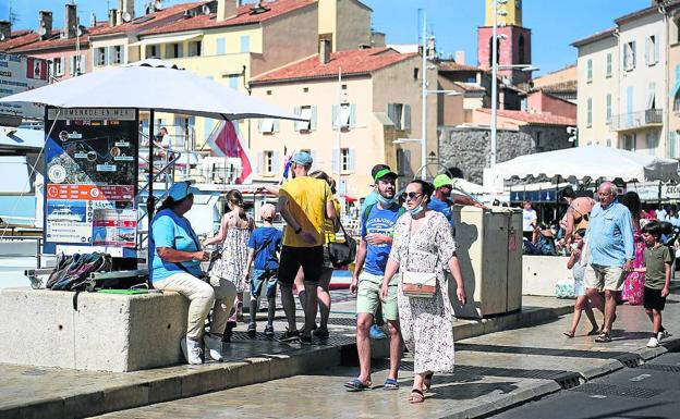 Las restricciones por la pandemia no han desanimado a los turistas, que en la imagen pasean por la localidad de Saint Tropez. 