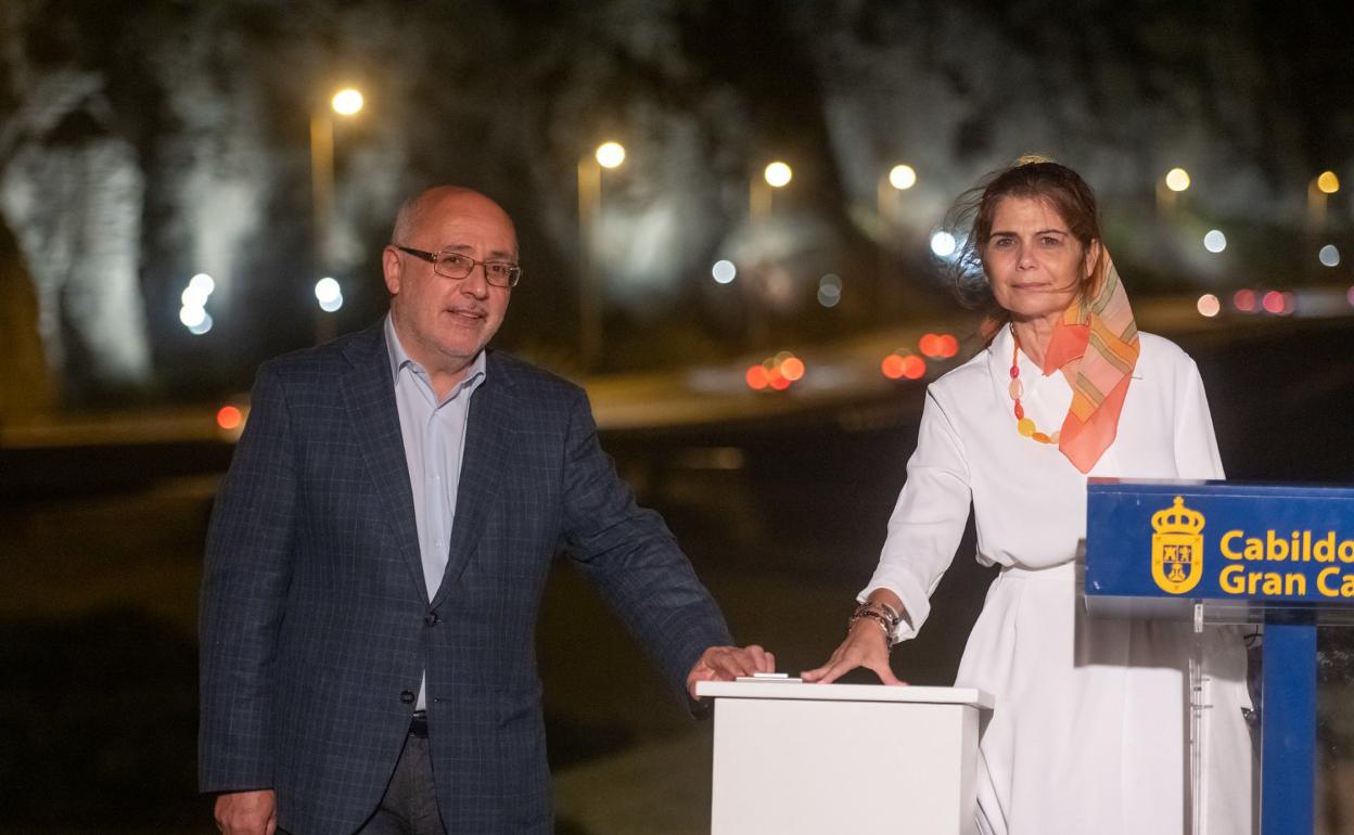 El presidente y la consejera insular de Paisaje inaugurando el alumbrado nocturno de La Laja. 