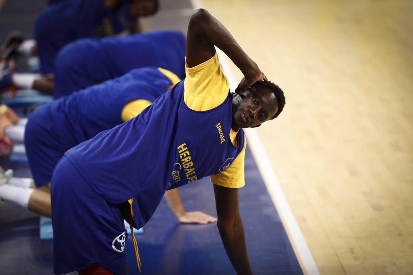 Ilimane Diop durante los estiramientos iniciales. 