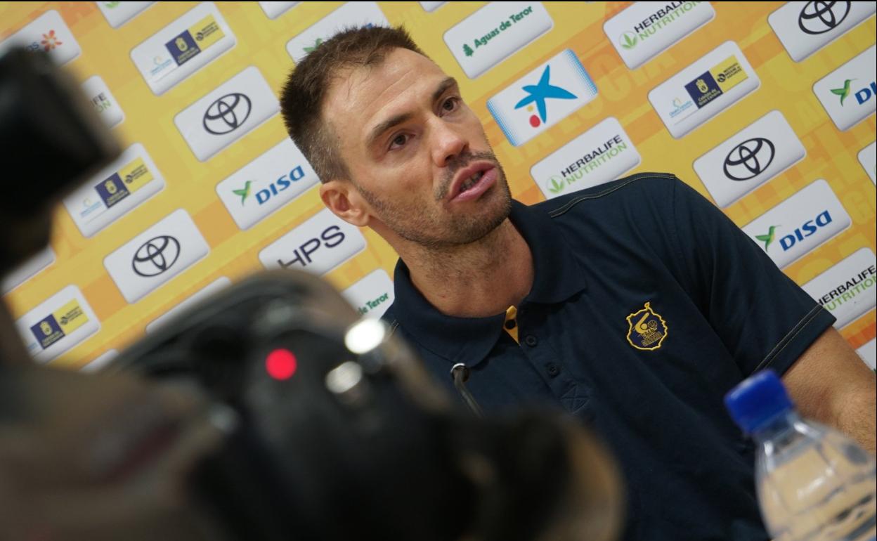 Oliver Stevic atendió a los medios de manera telemática tras la sesión matutina del equipo. 