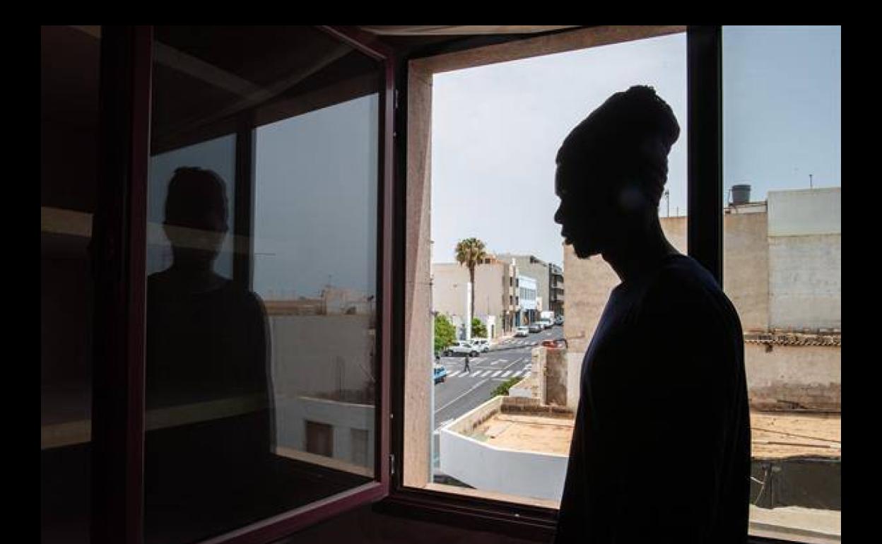 En la imagen, posa para Efe Mamadou, nombre supuesto de un pescador senegalés de 32 años que llegó en cayuco a Tenerife como inmigrante irregular y prefiere mantener el anonimato. 