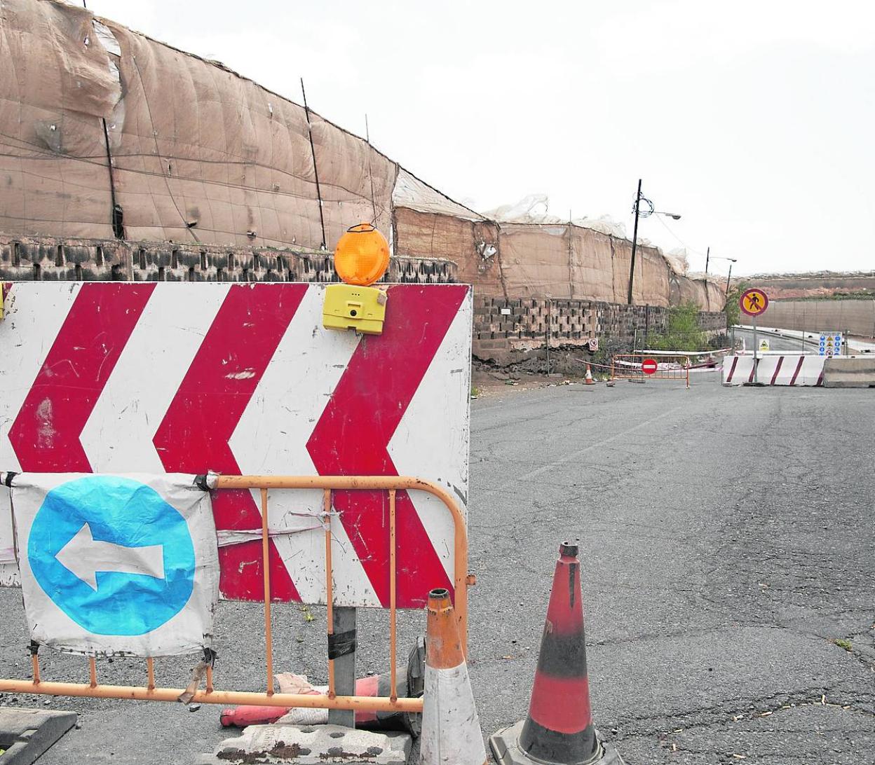Señales de prohibición ubicadas al comienzo de la carretera de Melenera dirección costa. 