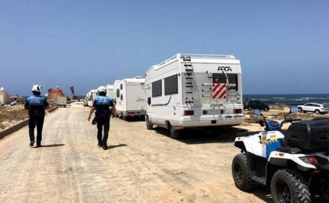 La Policía Local del norte actúa en primera línea de playa de El Cotillo durante otros veranos. 