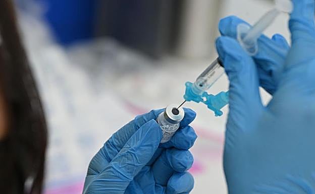 Acusan a una enfermera de rellenar las vacunas con agua y sal