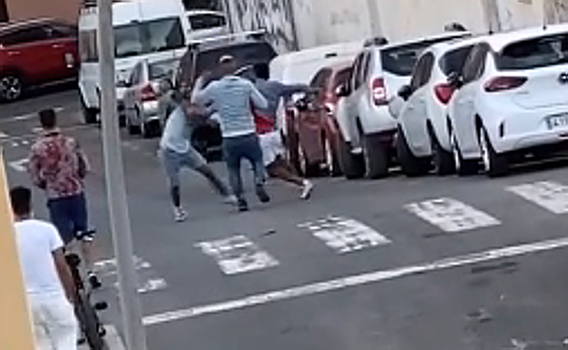 Salvaje pelea en Arrecife con un serrucho, destornillador y piedras
