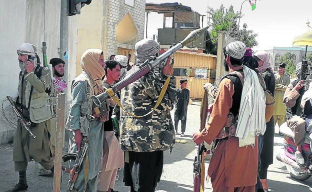 Una patrulla talibán monta guardia junto a la casa del gobernador de Ghazni después de la toma de esta ciudad próxima a Kabul. 