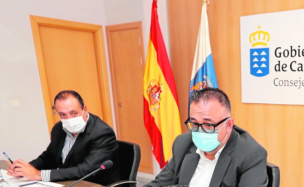 El consejero, Blas Trujillo (i), y el director del SCS, Conrado Domínguez (d), ayer, en una rueda de prensa. 