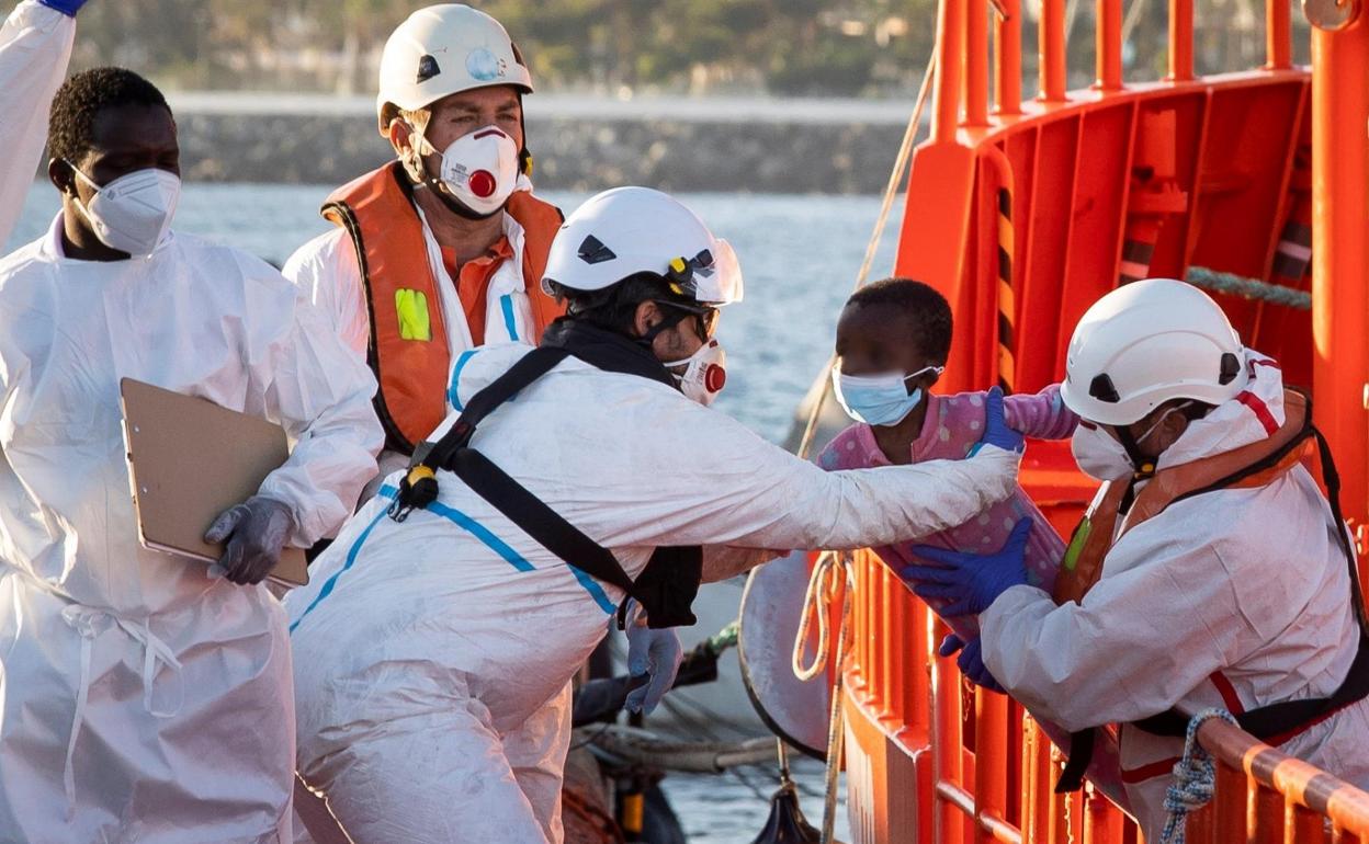 Los equipos de rescate atienden en el puerto a una menor que viajaba en una de las pateras llegadas a las costas de La Graciosa ayer. 