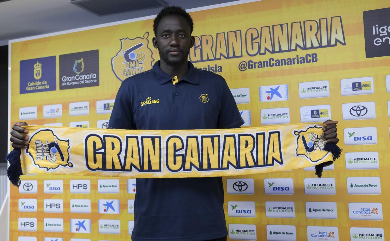 Tras unas semanas ya en la isla, Ilimane Diop fue presentado ayer oficialmente como jugador claretiano. 