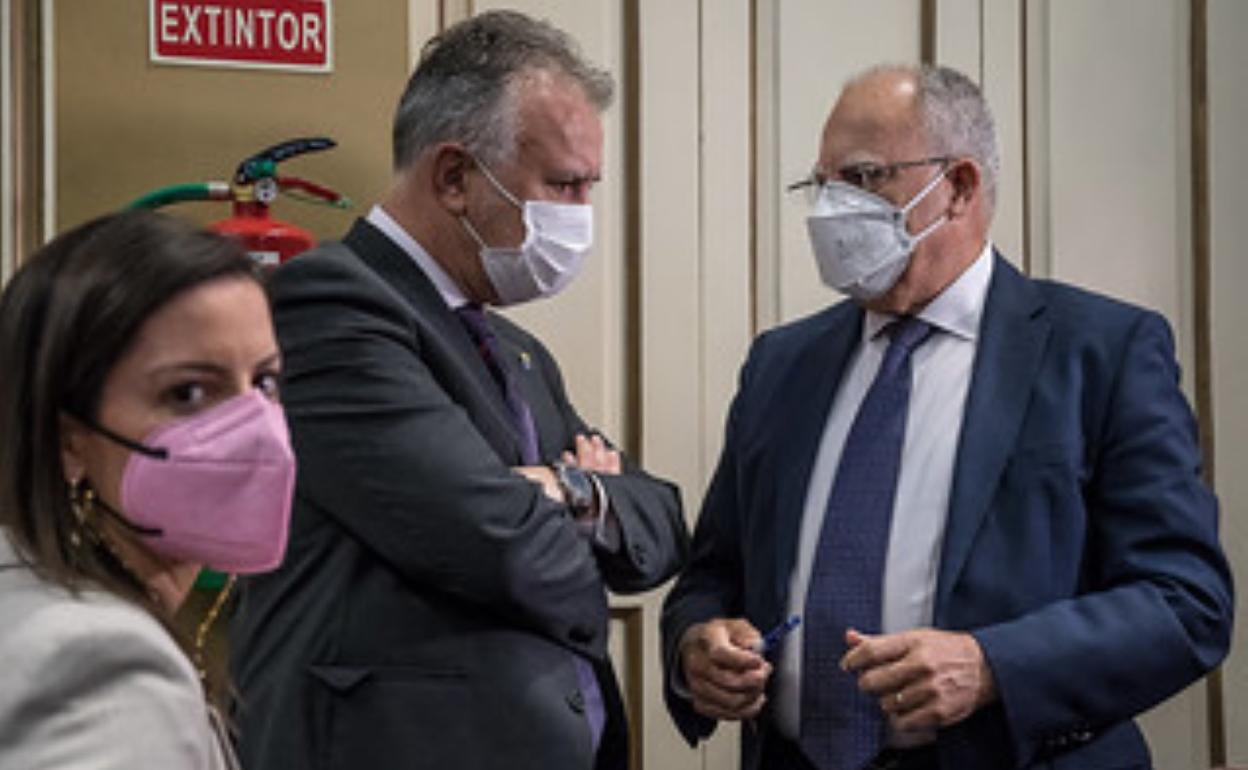 Foto de archivo de los líderes del PSOE, Ángel Víctor Torres, y ASG, Casimiro Curbelo (d) en el Parlamento. 