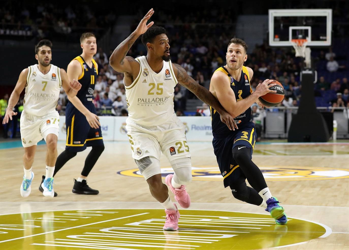 Kramer -derecha- supera la defensa de Mickey en un duelo entre el Khimki ruso y el Real Madrid. 