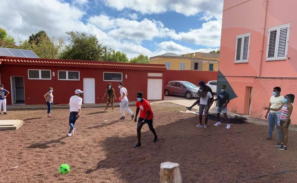 Juventud promueve la integración de menores migrantes a través del deporte y los juegos