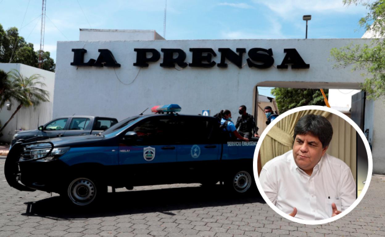Miembros de la Policía permanecen en la entrada del diario 'La Prensa' durante un operativo de allanamiento el 13 de agosto. 