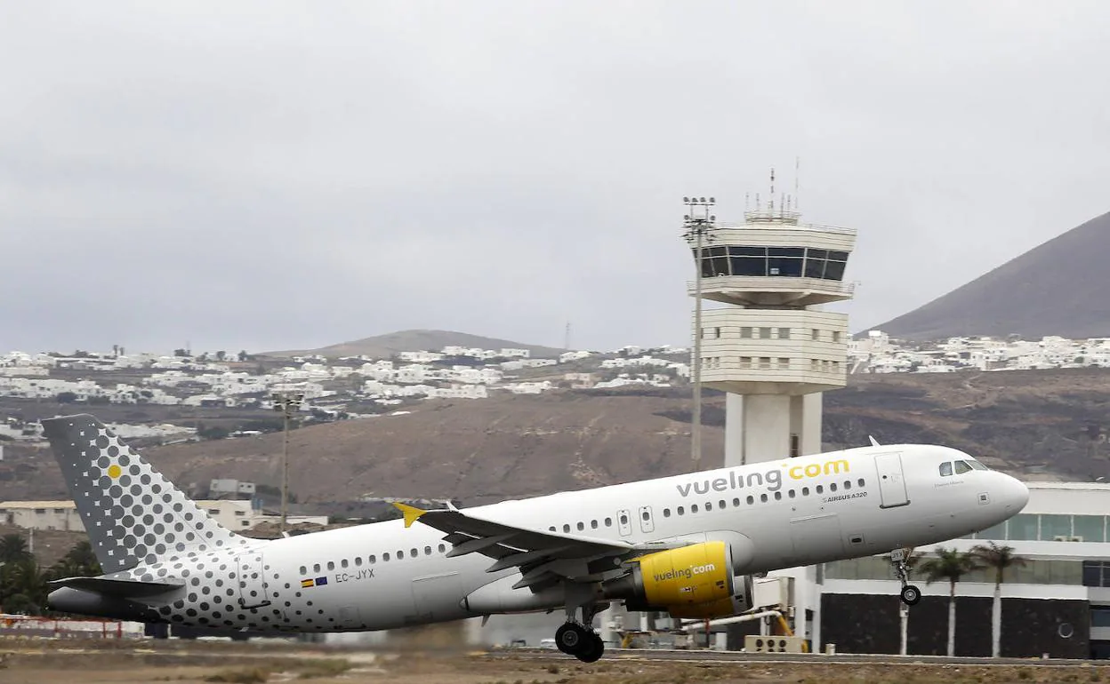 Un avión de la compañía Vueling despega desde el aeropuerto de Lanzarote. 