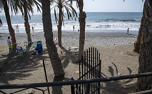 Imagen principal - La costa de la vergüenza en el epicentro del turismo de la isla