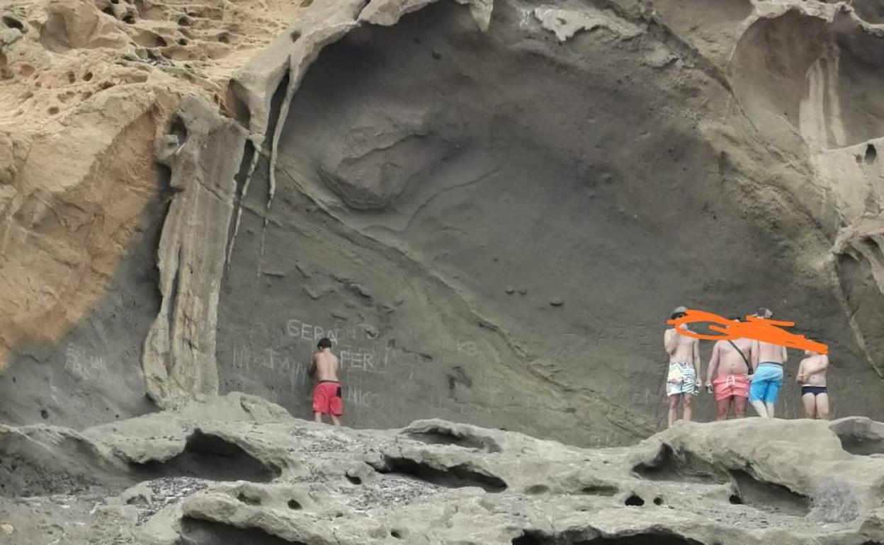 Destrozan el espacio protegido de Montaña Amarilla en La Graciosa