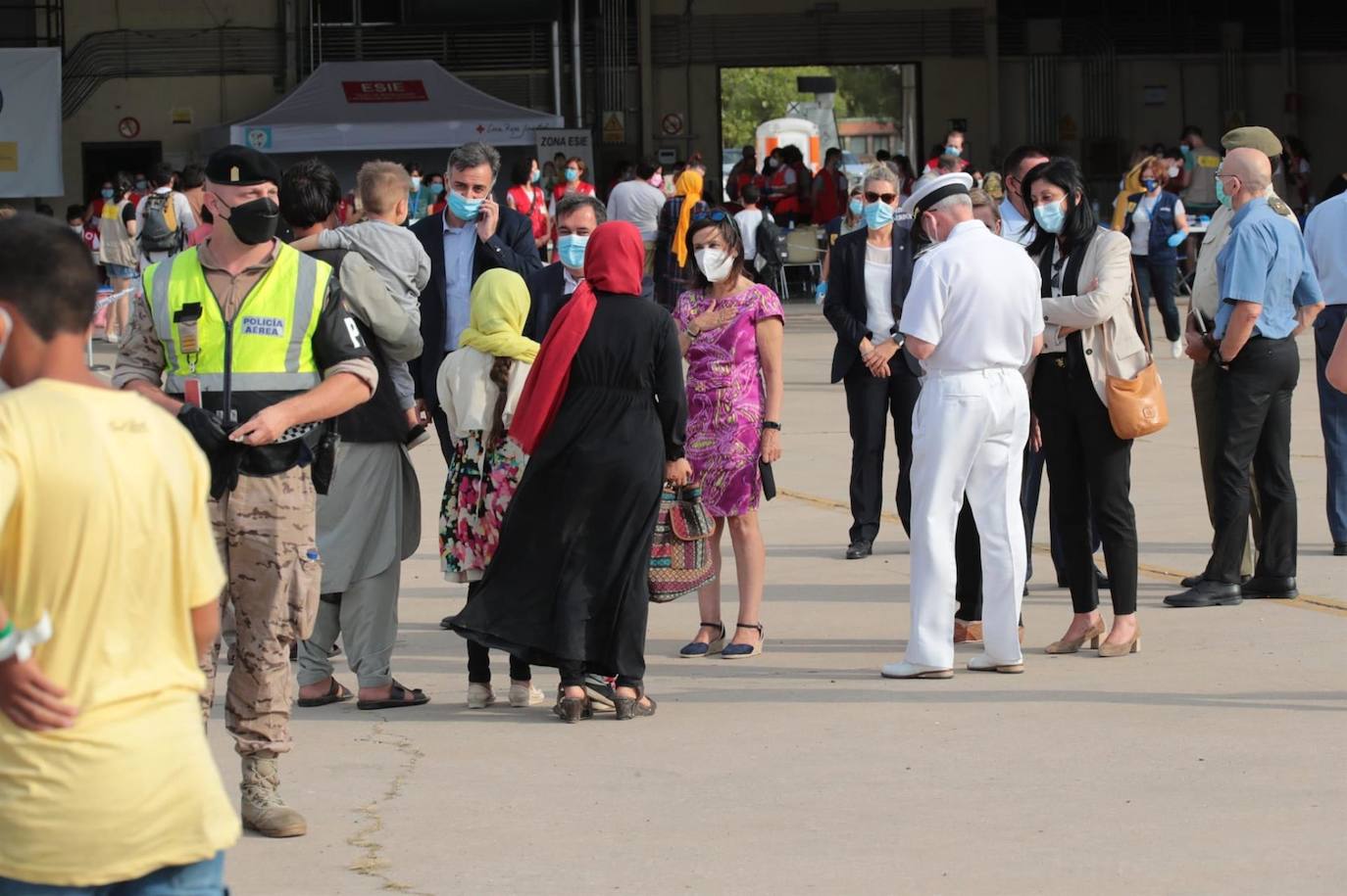 Fotos: La ministra Robles y el Jemad reciben a 292 evacuados de Afganistán