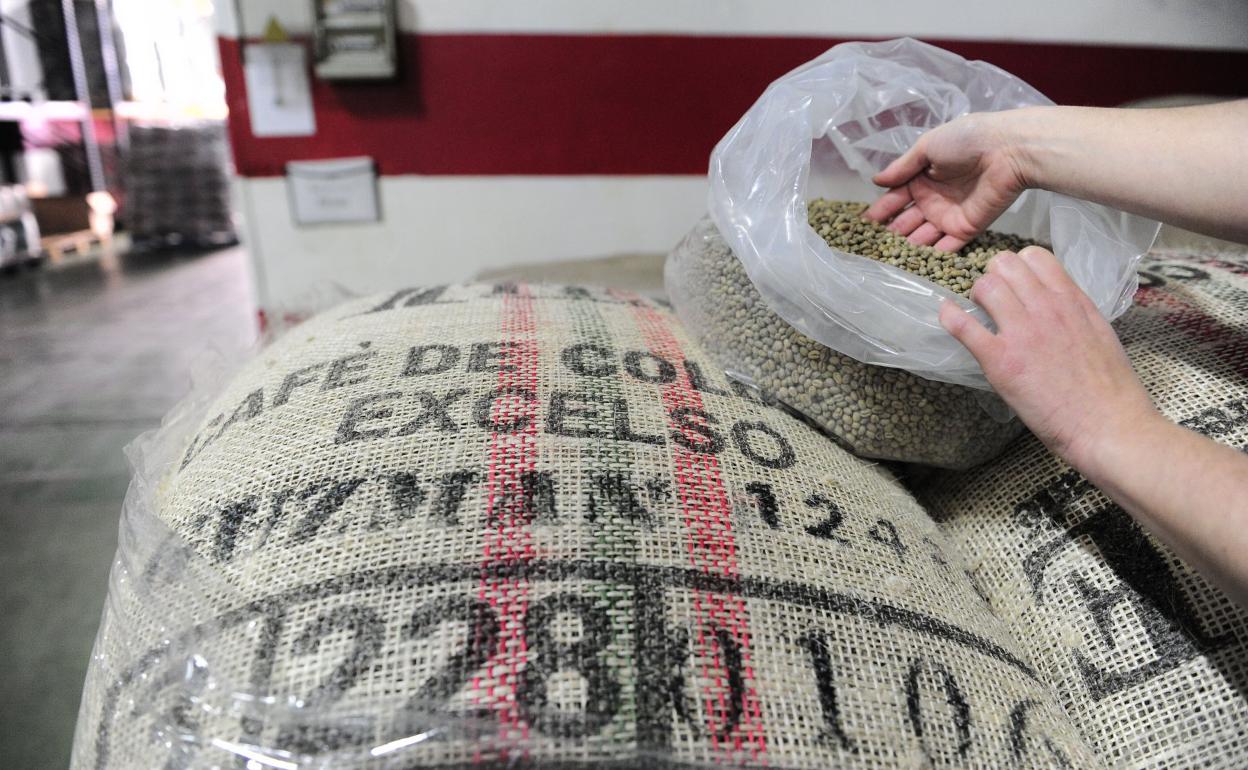 Imagen de un saco de grano de café, previo a su tueste y empaquetado. 