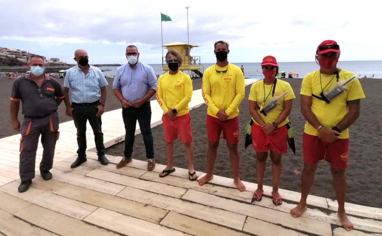 El concejal de Playas, Jonay López, posa junto a varios miembros de Pro-Activa Serveis Aquátics, la empresa que presta el servicio. 