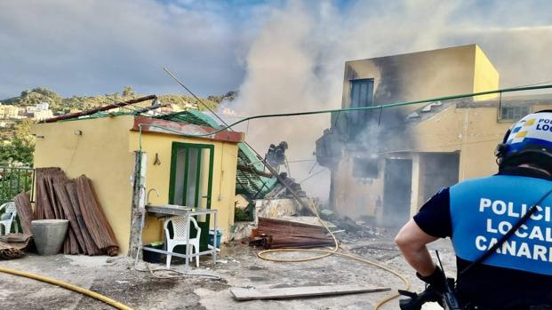 Se incendia y derrumba una vivienda en La Laguna