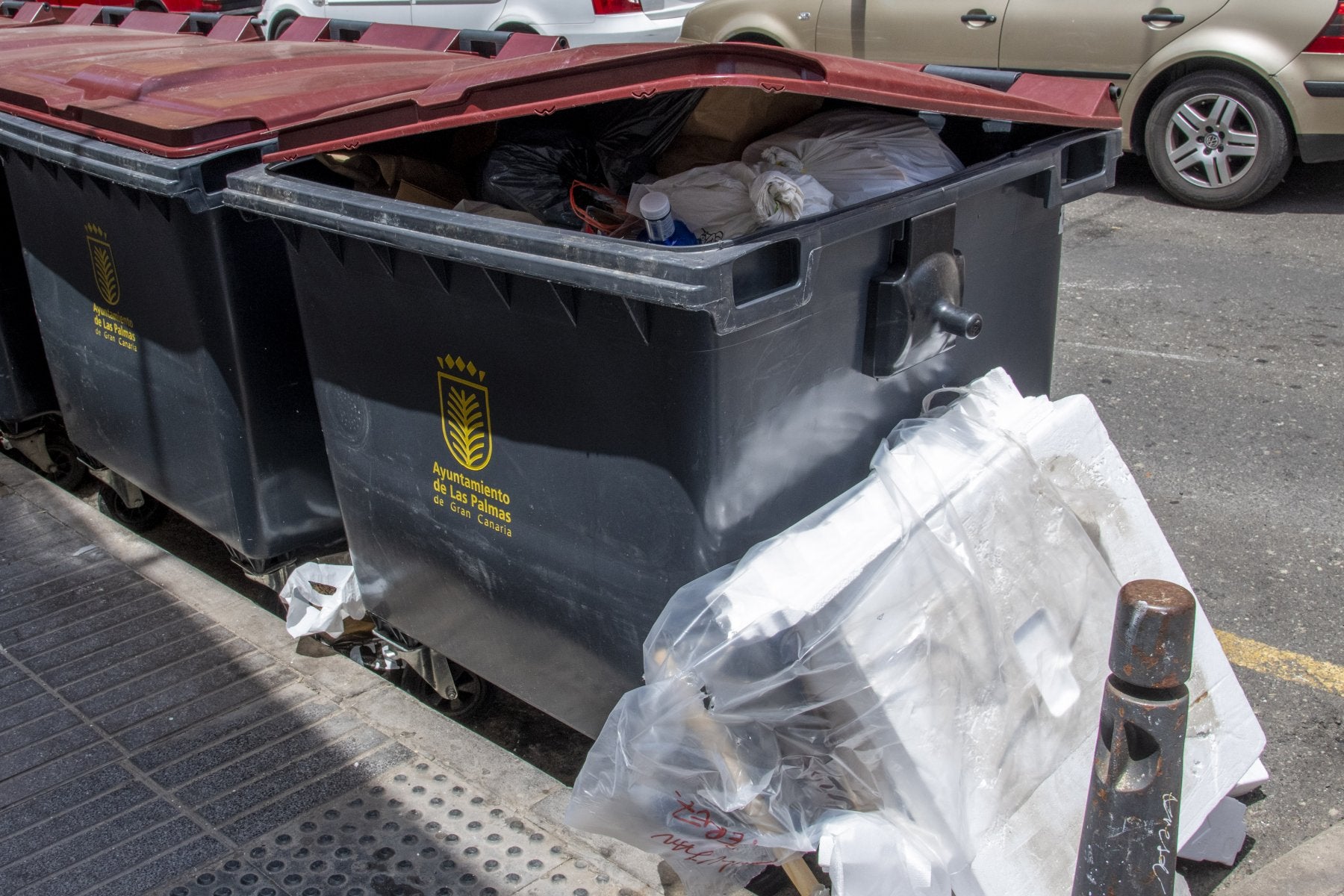 Contenedores de residuos orgánicos en una calle de la capital grancanaria. 