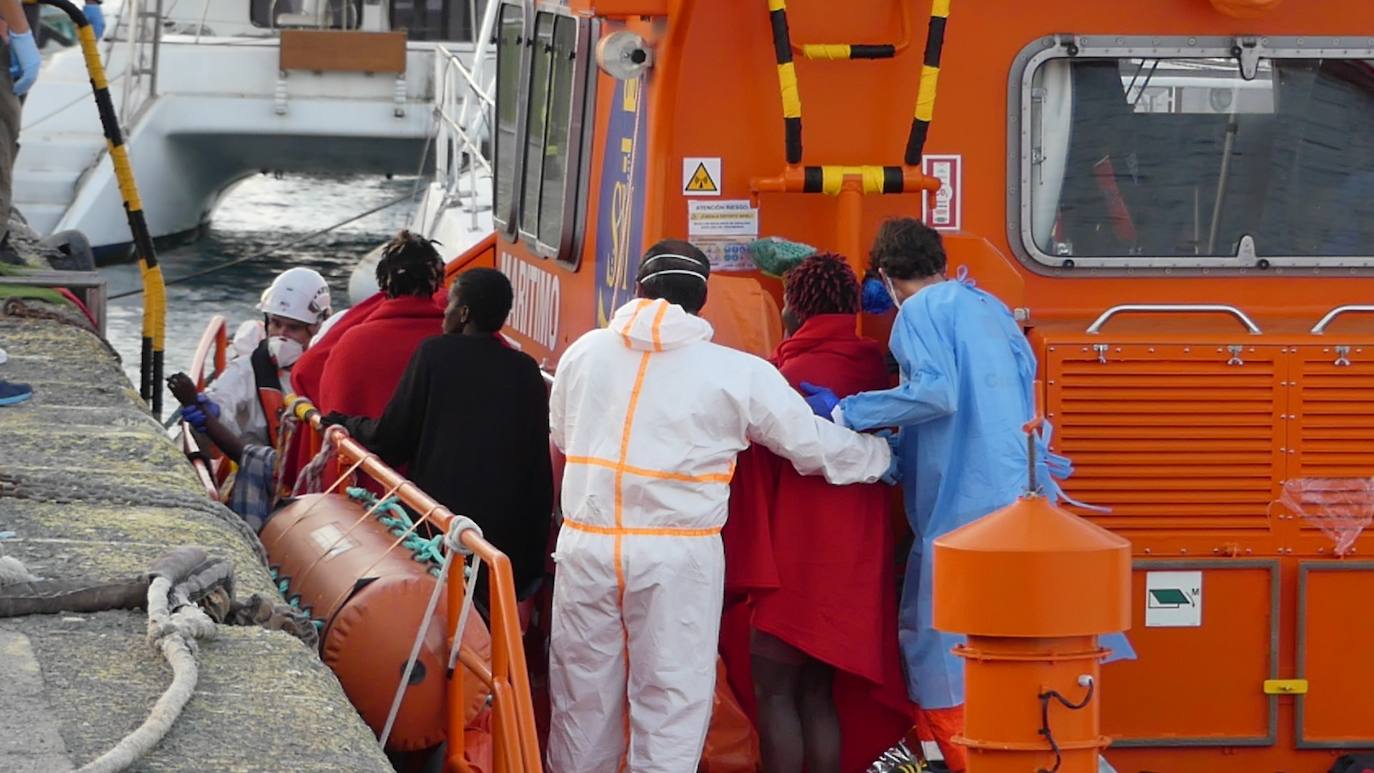 Fotos: Llegada de los inmigrantes rescatados al muelle de Arguineguín