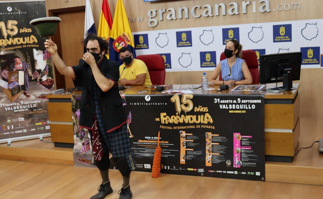 El directo del festival, Luis Moncloa, la consejera de Cultura, Guacimara Medina y el artista Piki Potus. 