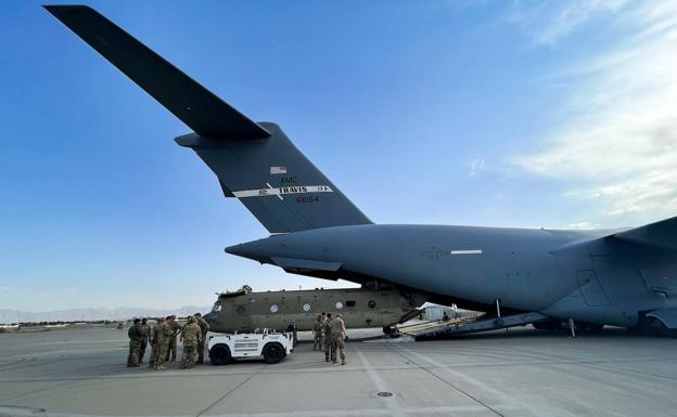 El último avión estadounidense abandona Afganistán