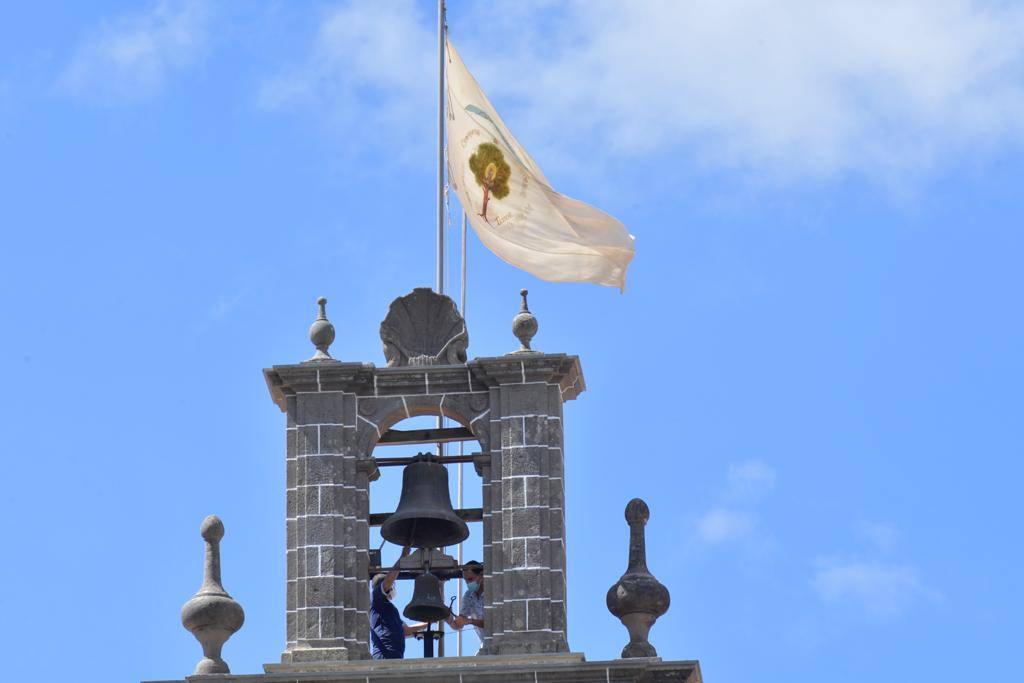 Fotos: La bandera de la Fiesta del Pino 2021 ya ondea en lo alto de la Basílica