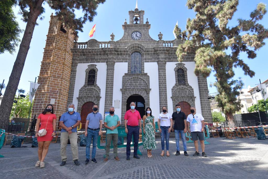 Fotos: La bandera de la Fiesta del Pino 2021 ya ondea en lo alto de la Basílica
