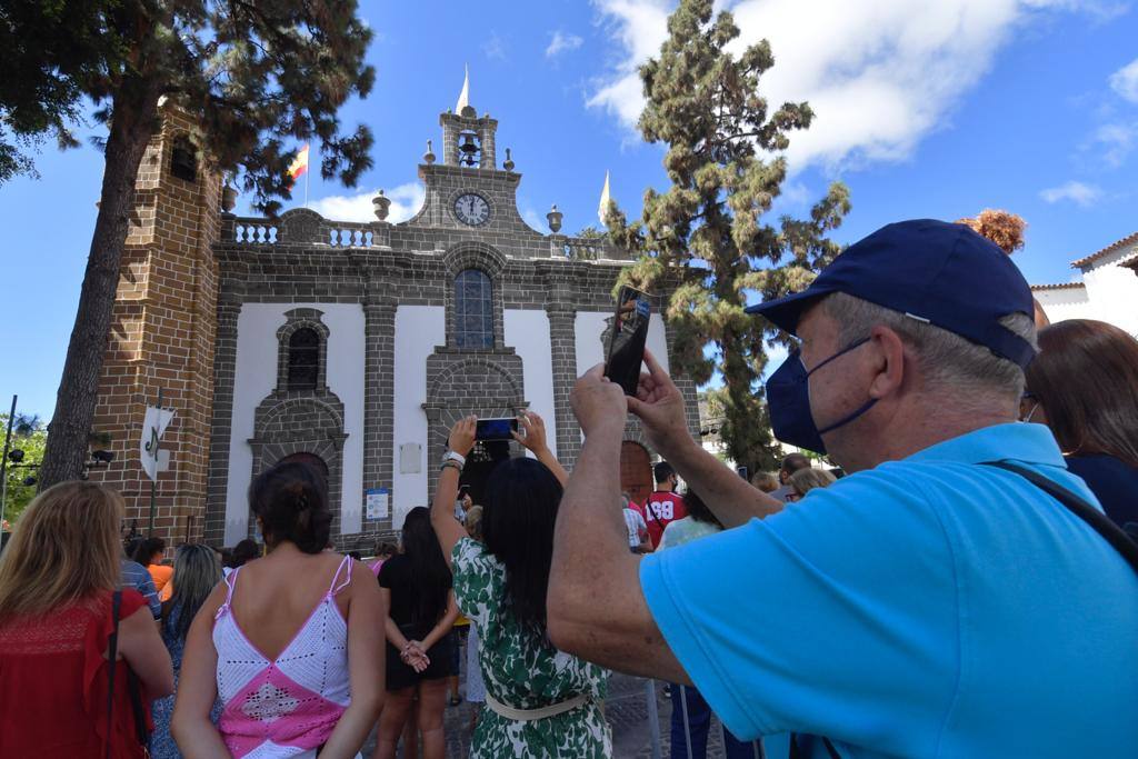 Fotos: La bandera de la Fiesta del Pino 2021 ya ondea en lo alto de la Basílica