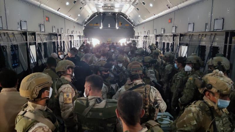 Los militares españoles abandonan Kabul en uno de los aviones del Ejército del Aire. /