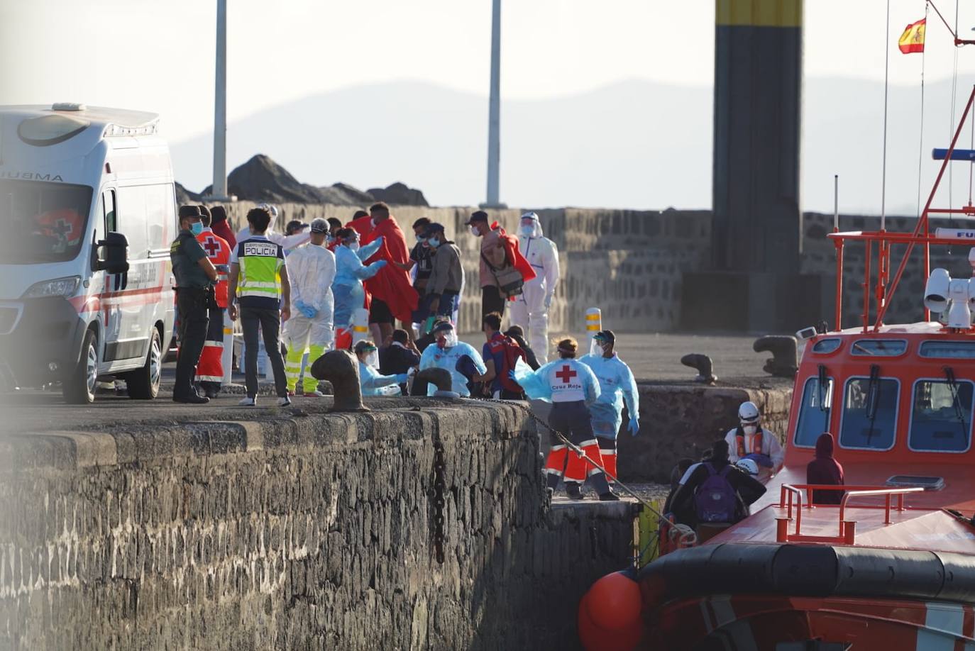 Fotos: Ultimas dos pateras rescatadas junto a lanzarote