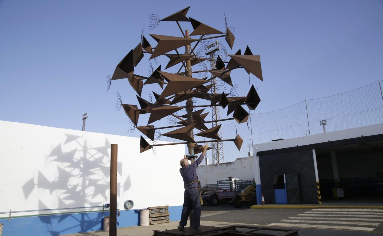Revisión de la escultura a recolocar en Puerto del Carmen, por parte de personal del Parque Móvil. 