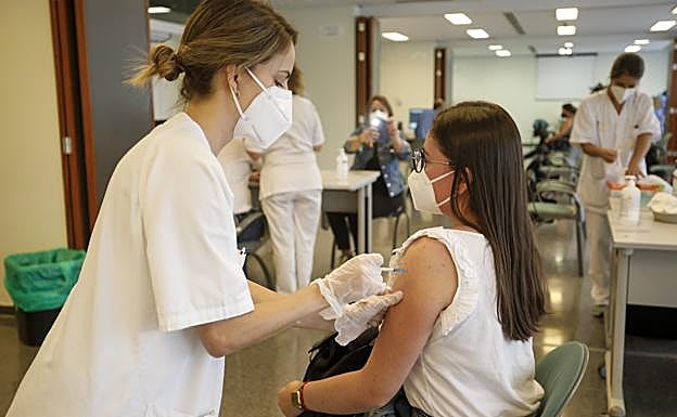 Imagen de archivo de una sanitaria pinchando a una docente en el punto de vacunación del hospital Doctor Negrín, en Gran Canaria. 