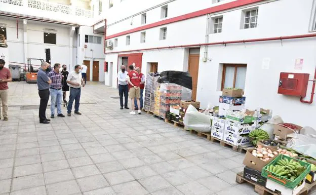 Imagen principal - Toda Gran Canaria entrega su ofrenda a la Virgen de Pino