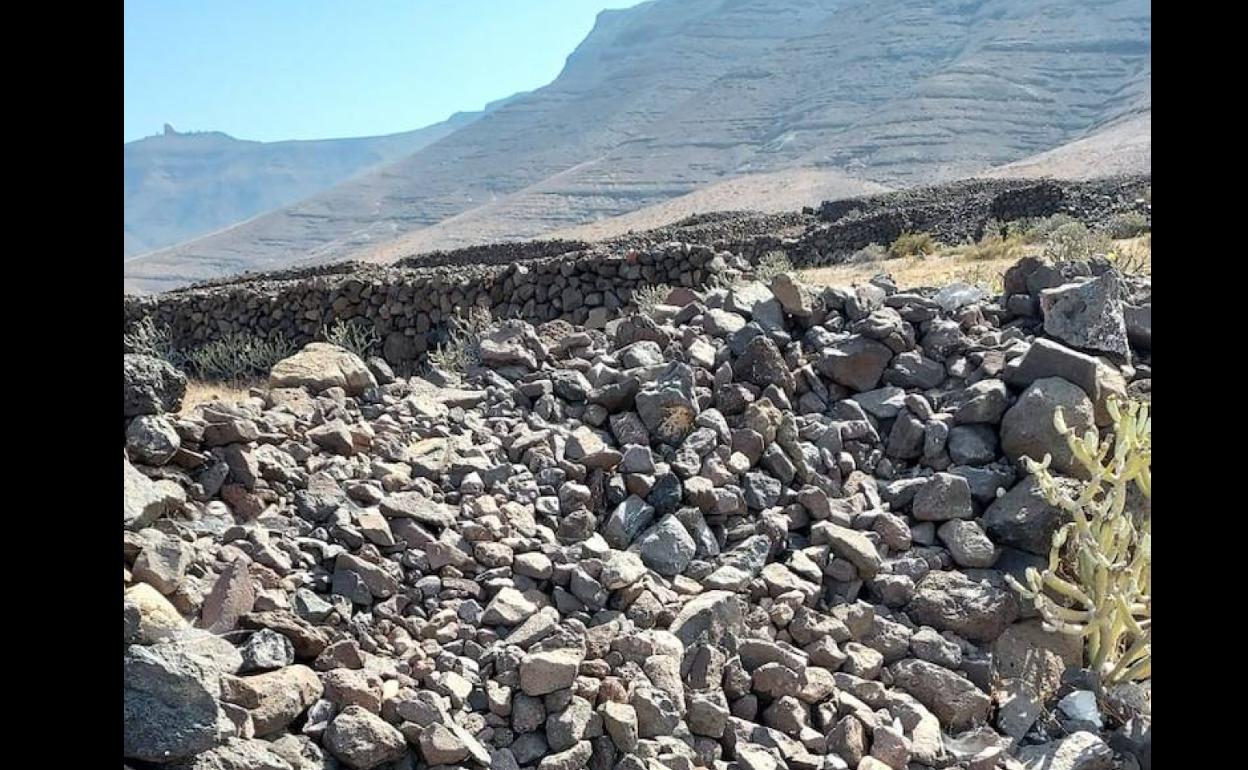 Imagen de un muro completamente derribado. 