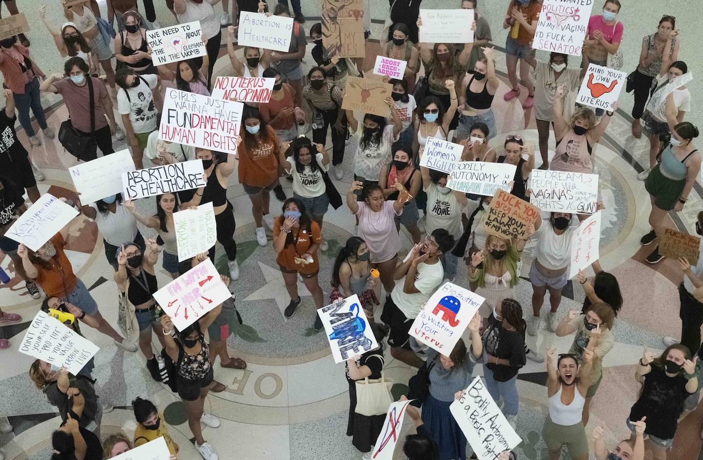 Un grupo de estudiantes de la Universidad de Texas protesta contra las restricciones al aborto aprobadas en su Estado. 
