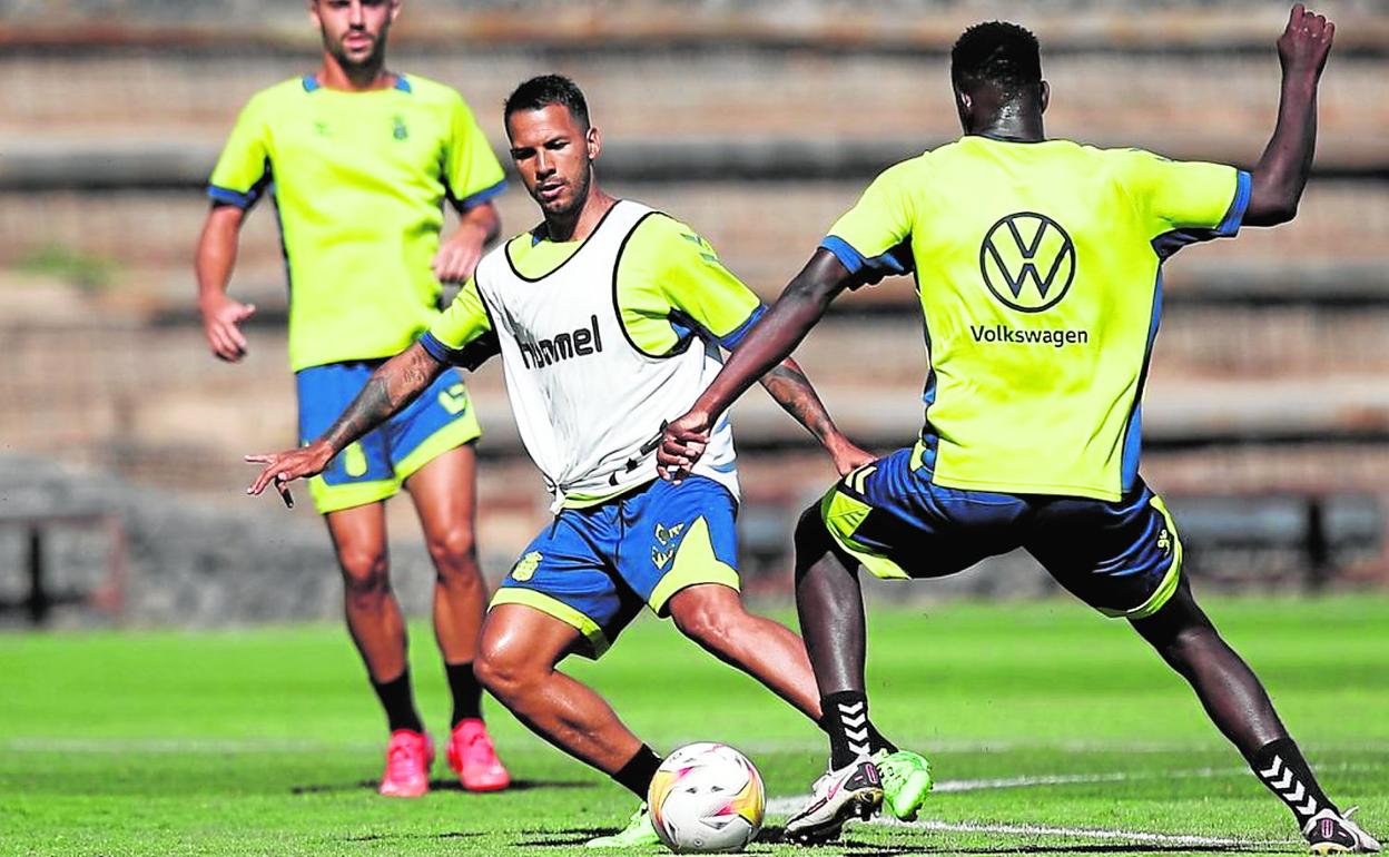 El centrocampista de La Feria, Jonathan Viera, se ejercita junto a sus compañeros en un entrenamiento realizado la pasada semana. 