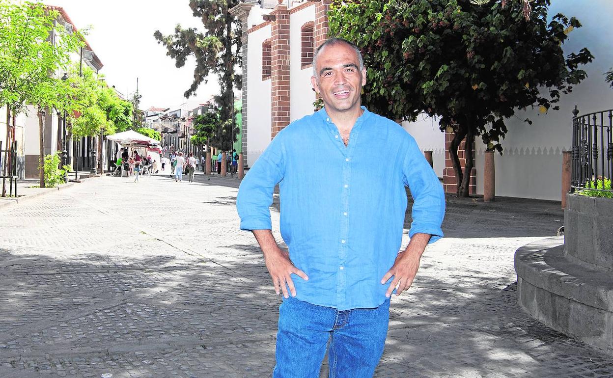 Anterior pregonero. Yeray Rodríguez, el director de la Escuela de Verseadores de Gran Canaria en las calles de Teror.